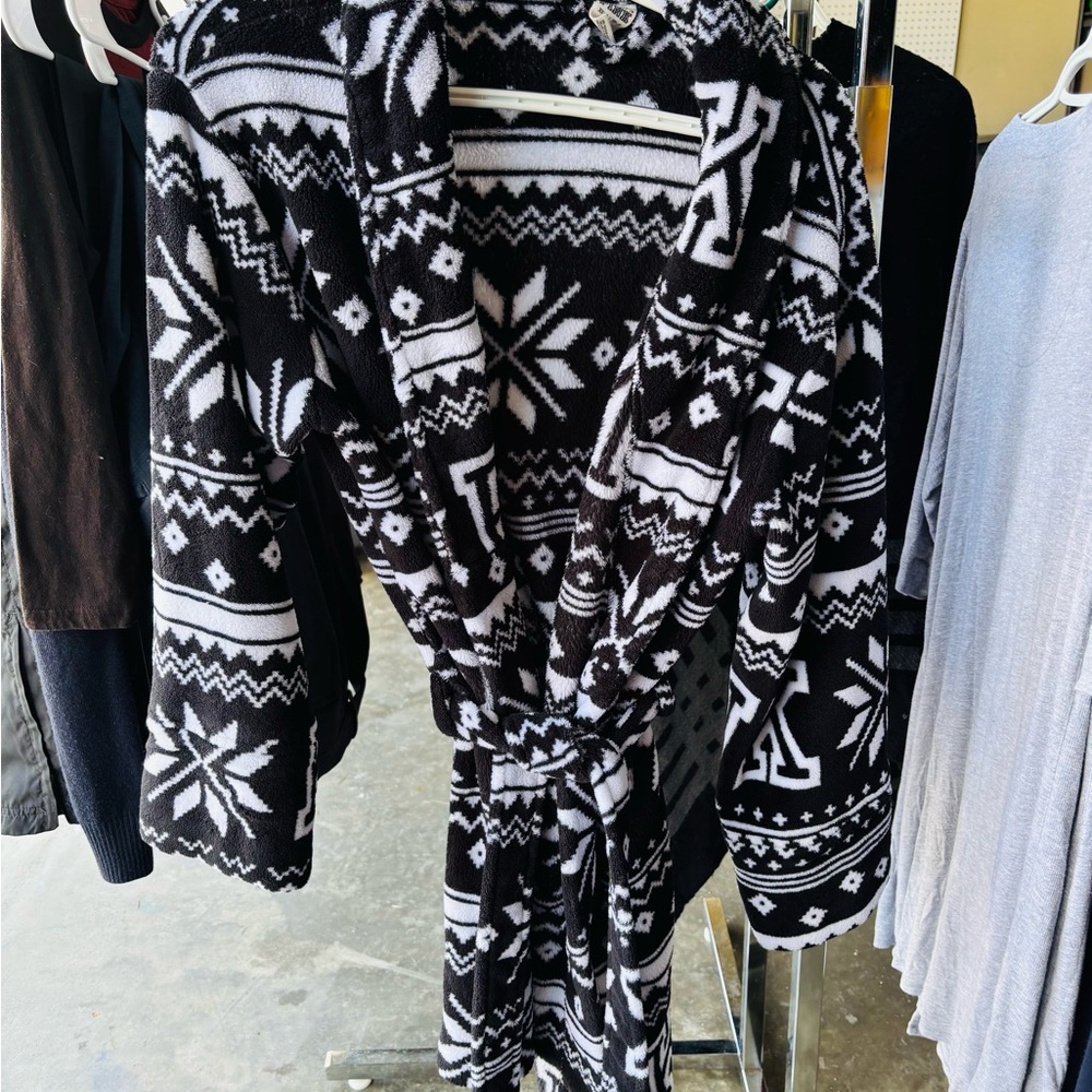 PINK Victoria's Secret Black and White Patterned Fleece Robe